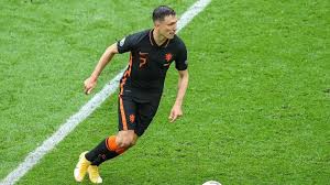 'al tien minuten kippenvel!' 'hier speelt de boer onnodig verstoppertje'. Ajax Maakt Werk Van Feyenoorder Steven Berghuis Rtl Nieuws