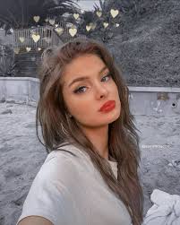 Brighton Sharbino (Lizzi) Mira las flores🌸🌸🌸