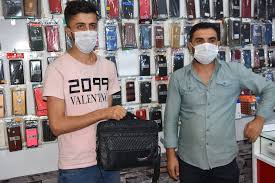 Suriyeli genç kaldırımda bulduğu telefon dolu çantayı sahibine ...
