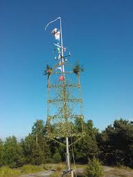 Handmade wildflower crowns, frolicking around a midsommarstång (maypole) and setting bonfires ablaze are traditionally part of the fun too. Olli Maatta On Twitter Midsummer In The Archipelago Featuring The Midsommarstang Picture From Jervis Houtskar Finland Http T Co Ide2otbmf4