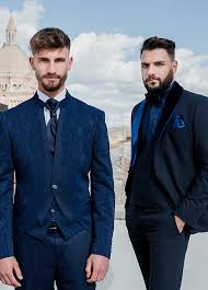 Abiti da testimone uomo per il giorno del matrimonio, una cerimonia indimenticabile per voi ma soprattutto per una persona speciale che accompagnerete in un passo importante della propria vita. Abiti Da Matrimonio Uomo Scopri Musani Wedding 2 0