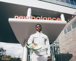 Bromell took home the bronze in the 100m dash 2015 world championship (which obviously caught new balance's attention). New Balance Sponsort Trayvon Bromell Soq De