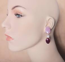 Michael Kneebone Orecchini con zaffiro rosa, rubino, diamante bianco e  penzoloni in vendita su 1stDibs