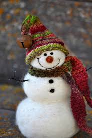 Un bonhomme de neige est une sculpture de neige compacte, à l'apparence humaine, et de dimensions très variables. Bonhomme De Neige A Faire Soi Meme 12 Idees De Deco De Noel Fait Main