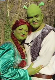 Once Upon A Time A Fairytale Wedding For The Couple Who Tied The Knot As Shrek And Princess Fiona Shrek Wedding Crazy Wedding Geeky Wedding