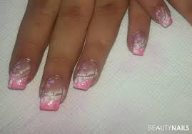 Zusätzlich kommt endlich die farbe rosa zur geltung, die ja immer noch absolut up to date ist. 50 Weisse Nagel Mit Nageldesign 2021