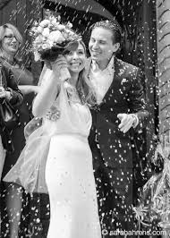 Hochzeitsstrauss Bluten Und Reis Werfen Fur Das Brautpaar Nach Der Trauung Ein Wunderbarer Brauch Der Gluck Gesund Trauung Hochzeit Strauss Hochzeitsfotos