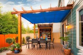 Uberdachte Terrasse Schutzt Die Holzterrasse Vor Schnee Und Regen Terrassen Schatten Terrassenpergola Moderne Pergola