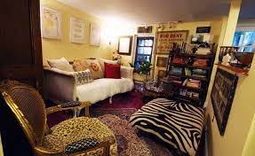 200 square feet of thin air weighs zero. Woman Turns Her Tiny 200 Square Foot Brooklyn Apartment Into A Cozy And Classy Home