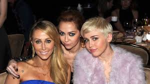 Singer miley cyrus got called out by her own mother while on family vacation. Miley Cyrus S Mom Tish And Sister Brandi To Star In Bravo Series Teen Vogue