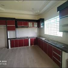 Kabinet putih dengan kaunter hitam dan penahan percikan panel kaca. Kabinet Dapur Moden 2020 Dunia Kabinet Dapur