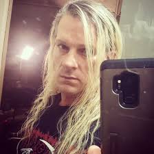 A guy named Billy from West Virginia AKA Michigan 🤣that plays your least  favorite genre of music, just played faster than you ever have or ever  could! Have a nice day Casuals