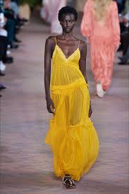 Sisley conquista con il suo vestito bianco lungo con fantasia blu. Moda Primavera Estate 2021 Vestiti Lunghi Leggeri Vogue Italia