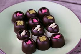 Ripieni con gianduia, wafer e nocciole pralinate sono davvero golosi e cioccolatini. Ricetta Cioccolatini Ripieni Di Nutella Nocciole Marmellata O Variegati Gnam