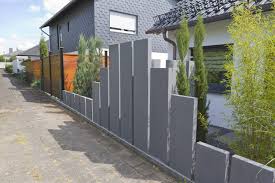Mauern Und Stelen Als Sichtschutz Inspiration Von Rinn Beton Sichtschutz Garten Sichtschutz Garten Zaun Vorgarten Zaun Ideen