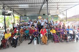 Kami juga ternampak beberapa orang warga tua sedang membuat bakul dan topi secara. Yayasan Tan Sri Sm Nasimuddin Melawat Wad Kanser Kanak Kanak Dan Rumah Orang Tua Bersempena Bulan Ramadhan Ini Gohed Gostan