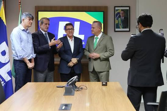 Hoje também foi dia de receber gente que conhece Mato Grosso de perto e trabalha pelo crescimento do PL no estado. Estiveram comigo o senador Wellington Fagundes (@wellingtonfagundesmt), pré-candidato ao Governo, o