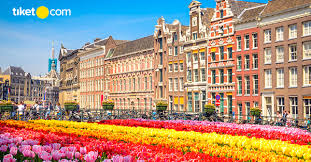 Di samping itu, bandar ini terkenal dengan rumah bersejarahnya, dibentangkan dalam segmen segmen. Liburan Ke Amsterdam Ini 7 Hal Menarik Yang Bisa Ditemukan Tiket Com