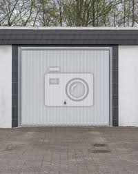 Damit haben sie die möglichkeit die garage schnell zu betreten ohne das tor dabei jedes mal öffnen und schließen zu müssen. Garage Mit Einem Weissem Tor Leinwandbilder Bilder Durchgang Metall Geschlossen Myloview De