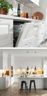 Schicke Landhaus Kuche Mit Integriertem Geschirrspuler Und Bar Haus Kuchen Landhauskuche Kuche Landhausstil