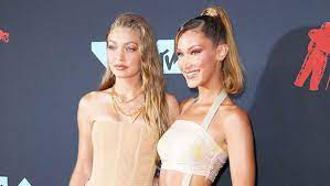Gigi dhe Bella Hadid “pushtojnë' rrjetin, zhvishen plotësisht për Versace –  Abc News