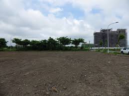 2014 06 09 下午傍晚去現場整地整好了 好厲害的速度 這整個建地300多坪都都整理好了 我站再中央拍攝 圖片中前方的大建築物是正在蓋的安養中心