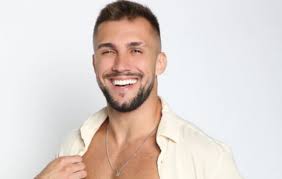O distrito possui cerca de 3.000 habitantes. Arthur Picoli Festeja A Vida Simples Em Conduru Com Banho De Rio E Bois No Pasto O Fuxico