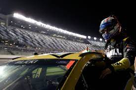 I personally know over a dozen nascar drivers and none of them listen to music while racing. Vegas Business Owner Places Bet To Pay Off Customer S Loans