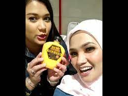 Zarina zainuddin yang telah membuka mata aku menerusi siri senja permai membawa watak ibu amirah dengan kecantikan yang diselubungi keseraman. Serina Redzuan Dan Zarina Zainuddin Sibuk Promote Produk Masing Masing Youtube