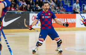 L'hoquei sobre patins és un esport d'equip que es practica sobre patins de dos eixos i quatre rodes consisteix en impulsar una bola (normalment negre) amb l'estic cap a la porteria defensada per. Pau Bargallo Repas A La Vida Del Millor Jugador Del Mon D Hoquei Beteve
