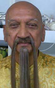 Die swart man in die vertrek!" Veteraanakteur Fahruq Valley-Omar word 80!