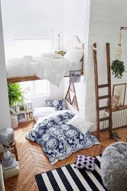 Padahal, menciptakan tempat tidur yang nyaman nggak selalu harus menggunakan ranjang lo. 12 Inspirasi Biar Tempat Tidur Lesehan Jadi Spot Favorit Di Kamarmu Yukepo Com