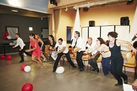 Lorsqu'il y a trop d'enfants au centre de la ronde, demandez aux éliminés de faire une ronde autour de ceux qui continuent les chaises musicales. Jeu Des 12 Mois Comment L Organiser Conseils De A A Z