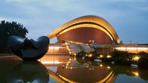 The haus der kulturen der welt (house of the world's cultures, usually referred to as hkw) in berlin is germany's national center for the presentation and discussion of international contemporary. Ausstellungen Berlin Haus Der Kulturen Der Welt Rekonstruiert Bilderatlas Kultur Sz De