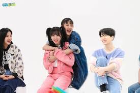 Tak hanya sekali, mereka melakukan . Youngjae X Yuqui X Minnie X Soyeon Youngjae Minnie