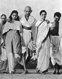 Mit bürgerlichem namen hieß er mohandas karamchand gandhi. Mahatma Gandhi Auf Protestmarsch Fur Unabhangigkeit