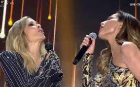 Μία φούντωση, μια φλόγα έχω μέσα στην καρδιά. J2us Telikos Anna Bissh Kai Despoina Bandh Egrapsan Istoria Newsbeast