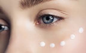 Sunscreen contouring is a viral trend on tiktok that is causing quite a stir this week. Sunscreen Contouring Sonnencreme Als Highlighter Elle