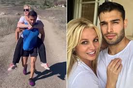 Sam asghari is an american actor that is up and coming in the tv/film industry. Britney Spears Looks Happy As Boyfriend Sam Asghari Gives Her A Piggy Back After Doc Drama Aktuelle Boulevard Nachrichten Und Fotogalerien Zu Stars Sternchen