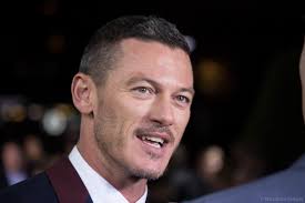 1,531,527 likes · 56,849 talking about this. High Rise Interview Mit Luke Evans Ich Ware Sogar Nackt Herumgerannt Ziprett