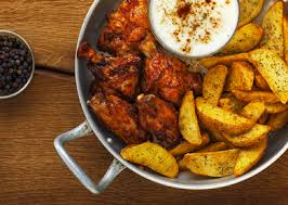 Se cercate una ricetta economica, un secondo per cena facile e sfizioso, una ricetta semplice ma tanto tanto gustosa, preparate le alette di pollo alla birra con la paprika. Ali Di Pollo Con Paprika Salsa Allo Yougurt E Mediterranean Potatoes Recette Mc Cain