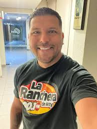 Iniciando la semana con toda la actitud Paco Dávila “ElMoroco” te acompaña  en cabina hasta la 1:00 pm 🤠 🎶 🧡 📻 🎙️