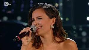 L'attrice torna a taormina a un anno dai due nastri d'argento vinti come migliore attrice di commedia e come. Serena Rossi Omaggia Mia Martini Con Almeno Tu Nell Universo Tale E Quale Show 04 10 2019 Youtube