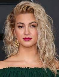 Looking For Best Curly Hairstyles To Wear Nowadays We Have Presented One Of The Most Favorite Curly Ha Round Face Curly Hair Curly Hair Styles Classic Haircut