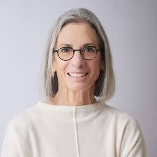 Suzanne Geary's Instagram, Twitter & Facebook