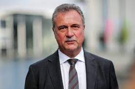 Weselsky once more emphasised that an improved provide from deutsche bahn was a prerequisite for additional negotiations. Gdl Chef Im Portrat Weselskys Gespur Fur Stahl