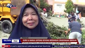 Demikian pembahasan kunci jawaban tema 3 kelas 3 halaman 93 tentang contoh kegiatan gotong royong di lingkungan. Guru Warga Gotong Royong Bersihkan Lingkungan Sekolah Metro Kaltara