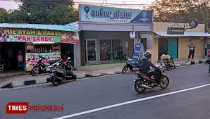 Halonlur jumpa lagi kali ini saya buat tutorial potong rambut pria 2020 karena masih banyak yang ingin bisa potong rambut jadi video ini saya buat untuk. Potong Rambut Bayar Seiklasnya Ada Di Yogyakarta Ini Lokasinya Times Indonesia