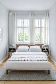 24 Cozy Modern Simple Guest Bedroom Decorating Ideas Bedroom Decorating Gu Small Guest Bedroom Minimalist Bedroom Design Guest Bedroom Design