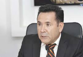 con lupa a "Mil Calles"